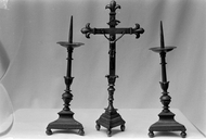 Croix d'autel, chandelier d'autel (2), église paroissiale Saint-Laurent (Callac)