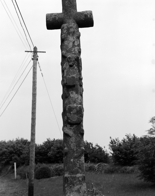 Croix de chemin, route de Leuhan (Coray)
