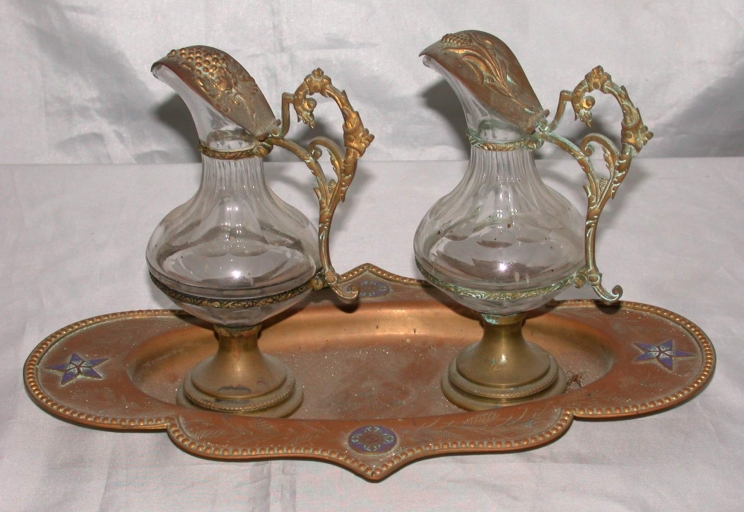 Clochette, paire de burettes et leur plateau