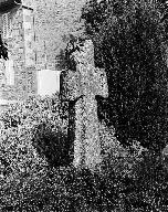 Croix monumentale, au village (Plounévez-Lochrist)