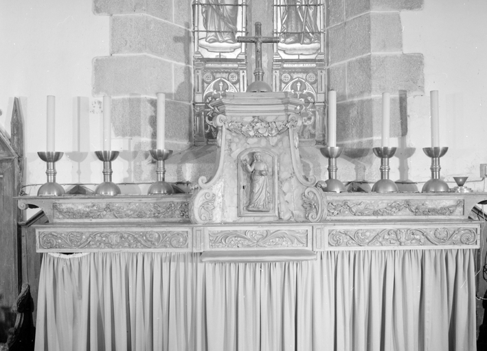 Autel, tabernacle, gradins d'autel (2) (maître-autel, autel tombeau), église paroissiale Notre-Dame (Locmaria-Grand-Champ)