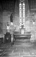 Autel, tabernacle, gradins d'autel (2) (autel secondaire, autel tombeau), église Paroissiale Notre-Dame (Kergrist-Moëlou)