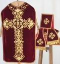 Ornement rouge 3 : chasuble, bourse de corporal, étole, manipule, voile de calice