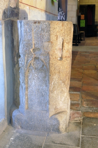 Ancienne mesure à grains, aujourd'hui bénitier sur pied