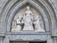 Tympan : Geoffroy Botherel offrant à la Vierge la relique de la ceinture, basilique Notre-Dame-de-Délivrance (Quintin)