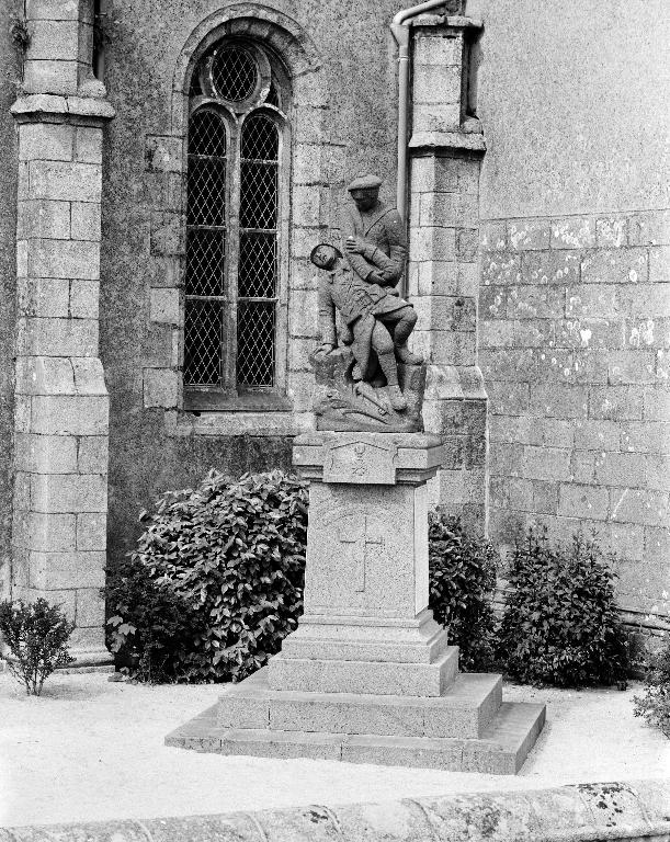 Monument aux morts 1, église paroissiale Saint-Pierre (Plounévez-Lochrist)
