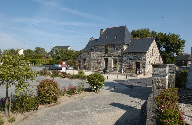 Ferme, actuellement auberge, 2 rue de la Mairie (Saint-Aubin-du-Pavail fusionnée en Châteaugiron en 2017)