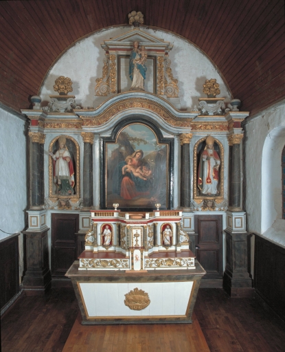 Ensemble du maître-autel : autel, tabernacle, retable, 2 gradins d'autel, 2 degrés d'autel