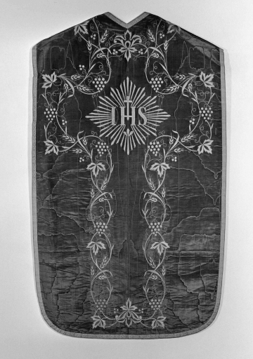 Ornement violet : chasuble, étole, manipule, bourse de corporal et voile de calice
