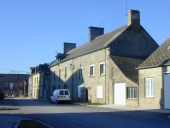 Alignement de cinq maisons (Cuguen)