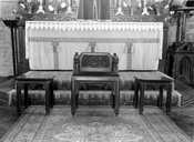 Fauteuil de célébrant, tabouret d'église (2), style néo-gothique