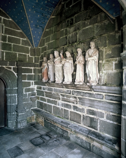 Ensemble de douze statues d'apôtres