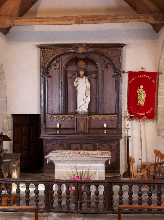 Ensemble du maître-autel : autel, retable, tabernacle, 2 gradins d'autel, chapelle Saint-Barthélemy (Pleucadeuc)