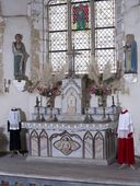 Ensemble de l'autel : autel, 2 gradins d'autel, tabernacle, chapelle Sainte-Suzanne (Sérent)