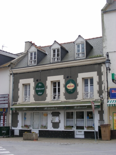 Hôtel-restaurant, 9 Place de l'Eglise (Saint-Jouan-des-Guérets)