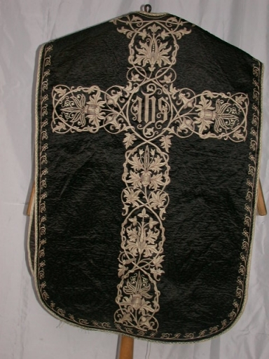 Ornement noir 2 : chasuble, étole, voile de calice et manipule