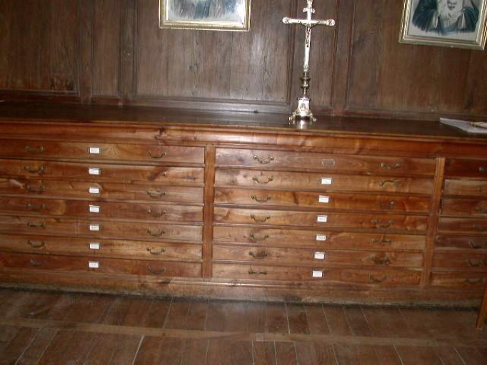 Meubles de sacristie : chasublier, armoires de sacristie, confessionnal