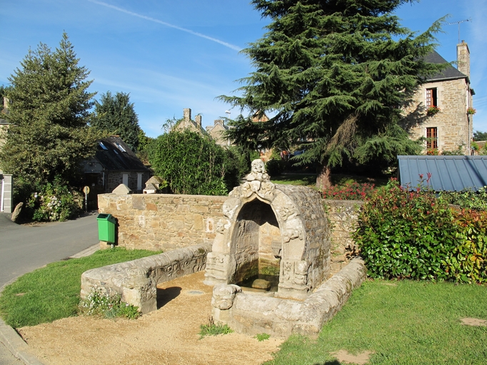 Fontaine de dévotion, place Angela Duval (Le Vieux-Marché)