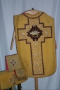 Ornement doré 2 : chasuble, étole, bourse de corporal, voile de calice, manipule