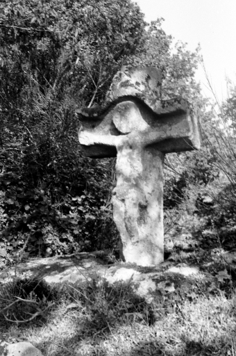 Croix de chemin, 50m Est de l'écart de Lomelec (Lanvaudan)