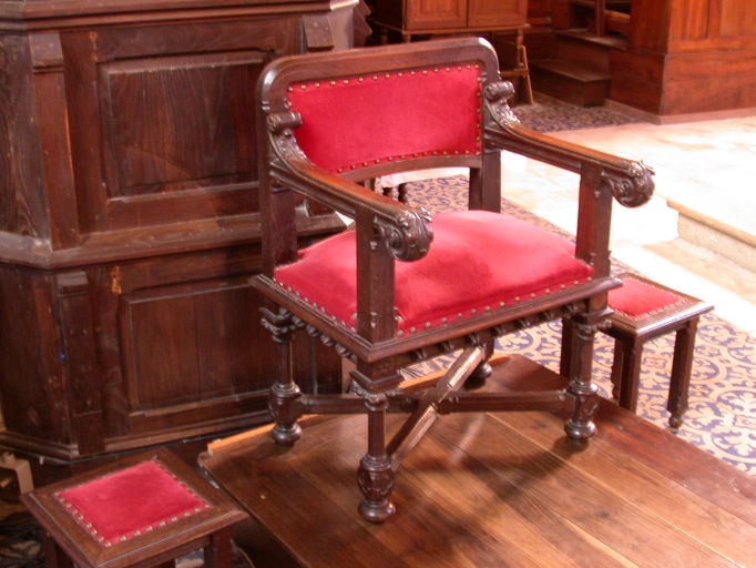 Fauteuil de célébrant et paire de tabourets d'église
