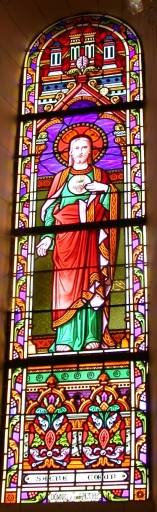 Verrières à personnages (baies 0 à 2, 7, 8, 17) : Sacré Coeur, Saint Martin de Tours, Saint Augustin, Notre-Dame de Lourdes, Sainte Anne, Saint Joseph, Saint Isidore, Baptême du Christ et verrières décoratives (baies 3 à 6, 9 à 16)