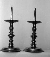 Chandelier (2, paire), prieuré Notre-Dame, église paroissiale de chanoines réguliers de Saint-Augustin (Arbrissel)