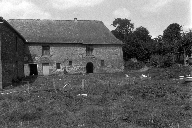Alignement de trois anciens logis, Bazouges-sous-Hédé, la Cour Huet (Bazouges-sous-Hédé fusionnée avec Hédé pour former la commune de Hédé-Bazouges en 2009)
