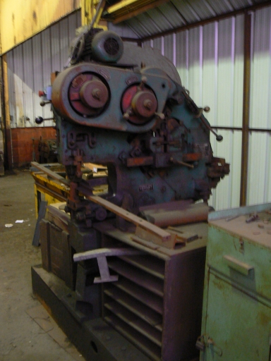 Machine à découper (poinçonneuse, cisaille, grugeoir)