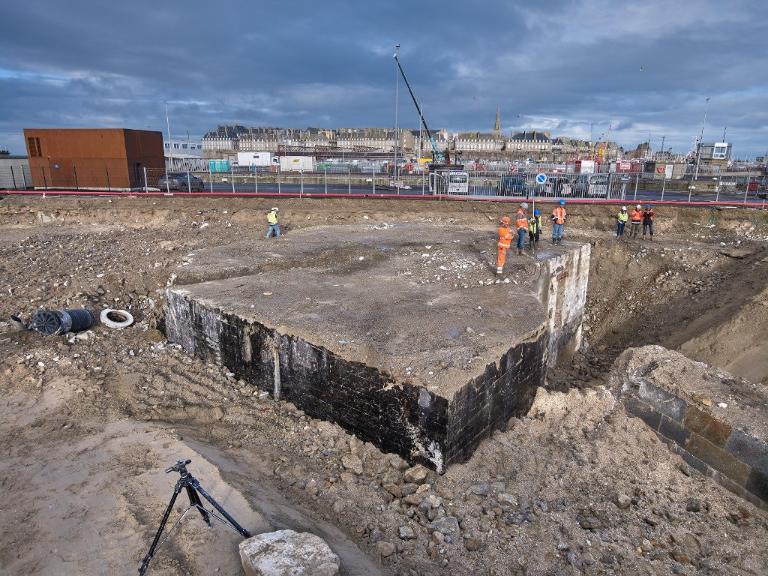 Vue générale depuis le sud-sud-est (couverture photographique du 22 janvier 2026). Au premier-plan à droite, les vestiges de la digue de l'avant-port de Saint-Servan. En arrière-plan à gauche, le transformateur électrique