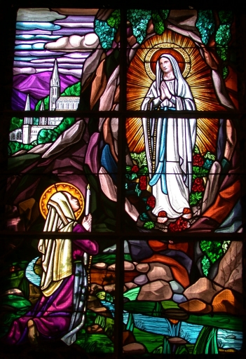 Verrière à personnages de la baie 1 : Apparition de Notre-Dame de Lourdes à Bernadette Soubirous