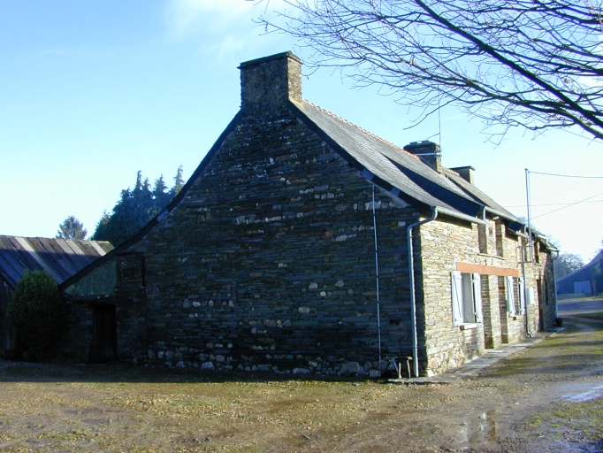 Alignement de deux maisons, la Saudrais (Pipriac)