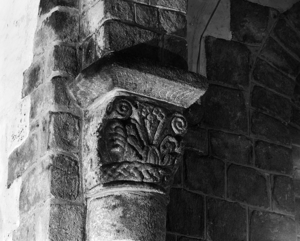 Chapiteaux (32), bases (16), abbaye de bénédictins Saint-Gildas, de bénédictins de la congrégation de Saint-Maur, de soeurs de la charité de Saint-Louis (Saint-Gildas-de-Rhuys)