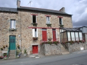 Immeuble à logements, 2 rue de la Roche aux Fées (Rannée)