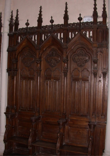 Mobilier de choeur : lambris de demi-revêtement, 2x3 stalles, 2 stalles de célébrant