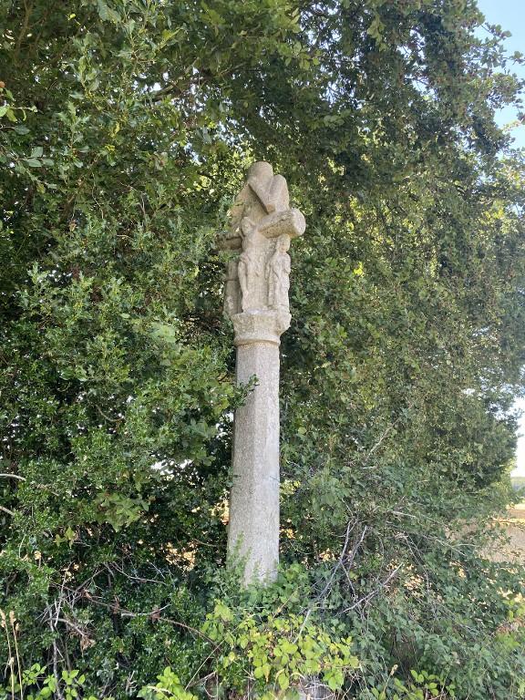 Croix de chemin, dite Croix des prêtres, à l'est de Bocneuf (Lanouée fusionnée en Forges de Lanouée en 2019)
