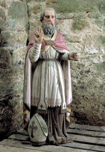 Statue (petite nature) : saint Gildas, place Ernest Lemoine (Bieuzy fusionnée en Pluméliau-Bieuzy en 2019)