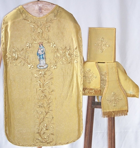 Ornement doré 3 : chasuble, bourse de corporal, étole, manipule, voile de calice