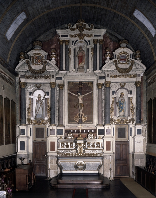 Autel, retable, tabernacle, gradins d'autel (2), (maître-autel, autel tombeau, retable architecturé, tabernacle à ailes), église paroissiale Notre-Dame-de-Lorette (Séglien)