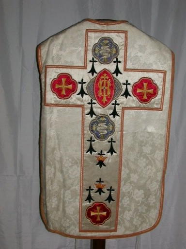 Ornement blanc 1 : chasuble, étole, manipule, bourse de corporal et voile de calice