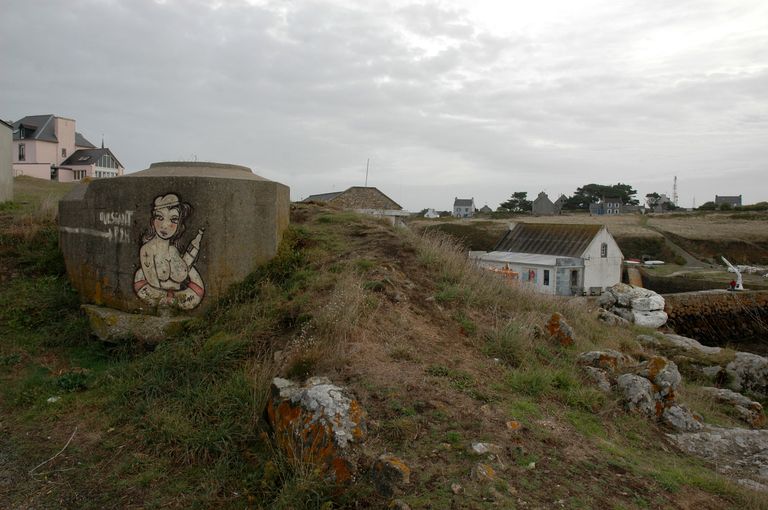 Batterie de côte, corps de garde, magasin à poudre (détruits) puis ensemble fortifié allemand de Lampaul (Ouessant)