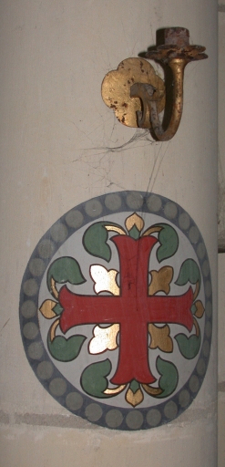 Douze croix de consécration et douze porte-luminaires