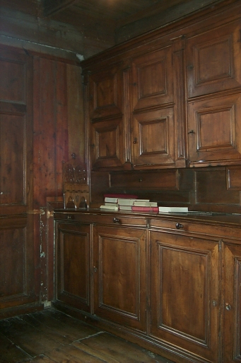 Ensemble de meubles de sacristie : chasublier, 18 placards de sacristie, lambris de hauteur