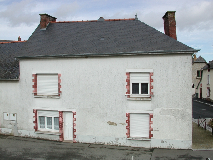 Maison à boutique, ancien café des Sports, 32 place de l'Eglise (La Mézière)