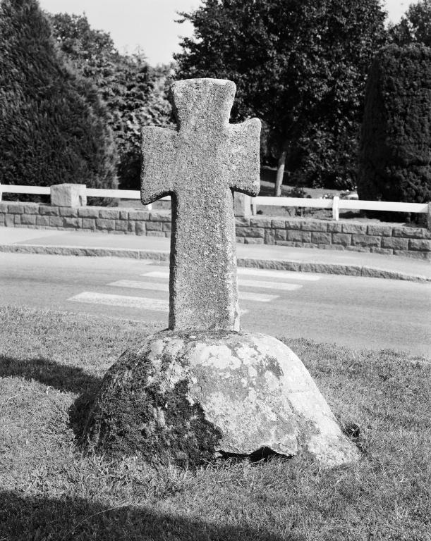 Croix monumentale, place Notre-Dame du Loc (Saint-Avé)
