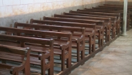 Ensemble de 48 bancs d'église