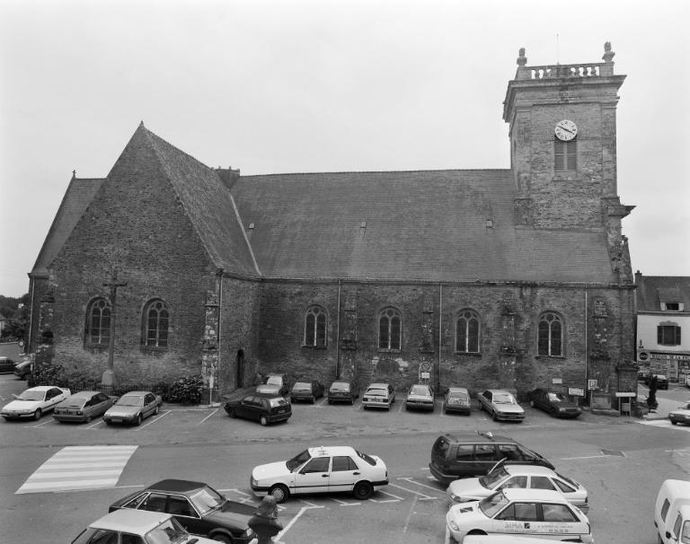Eglise paroissiale Saint-Saturnin, place Richemont ; place Duchesse Anne (Sarzeau)