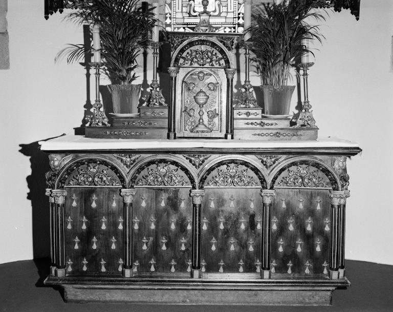 Autel, tabernacle, gradins d'autel (3) (maître-autel, autel tombeau), église paroissiale Notre-Dame (Larmor-Baden)