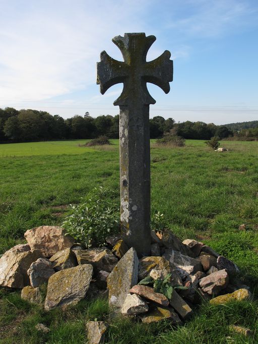 Croix de chemin, dite Croix du Haut Pinel, au sud de la Boissière (Caro)
