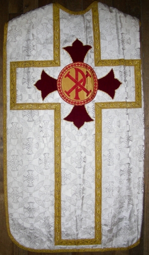 Ornement blanc : chasuble, étole et manipule